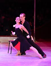 Menno & Emily Van Dyke tanzen einen Tango – mit Bällen und Keulen (©Foto: Martin Schmitz)